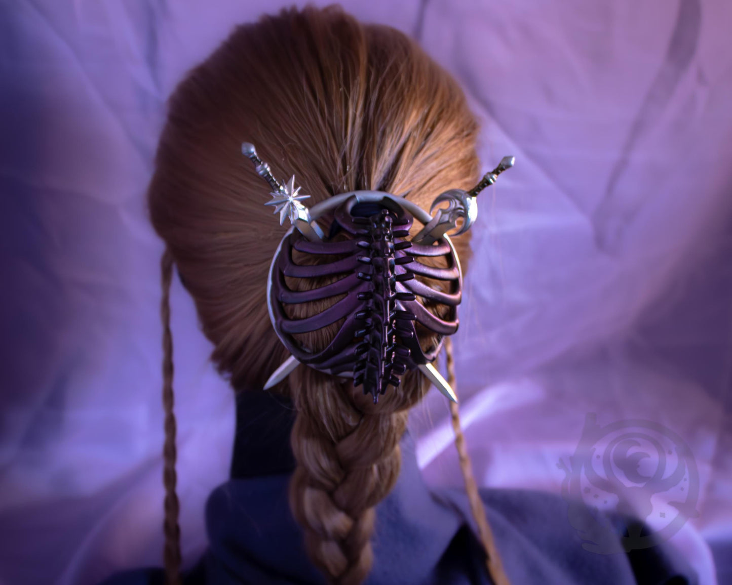 Black (Corrupted/Onyx) ribs in hair.