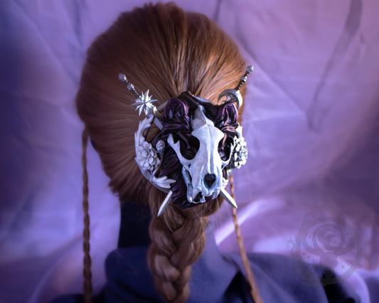 Black (Corrupted/Onyx) lion skull in hair.