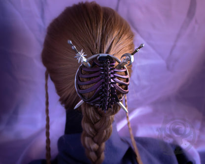 Black (Corrupted/Onyx) ribs in hair.