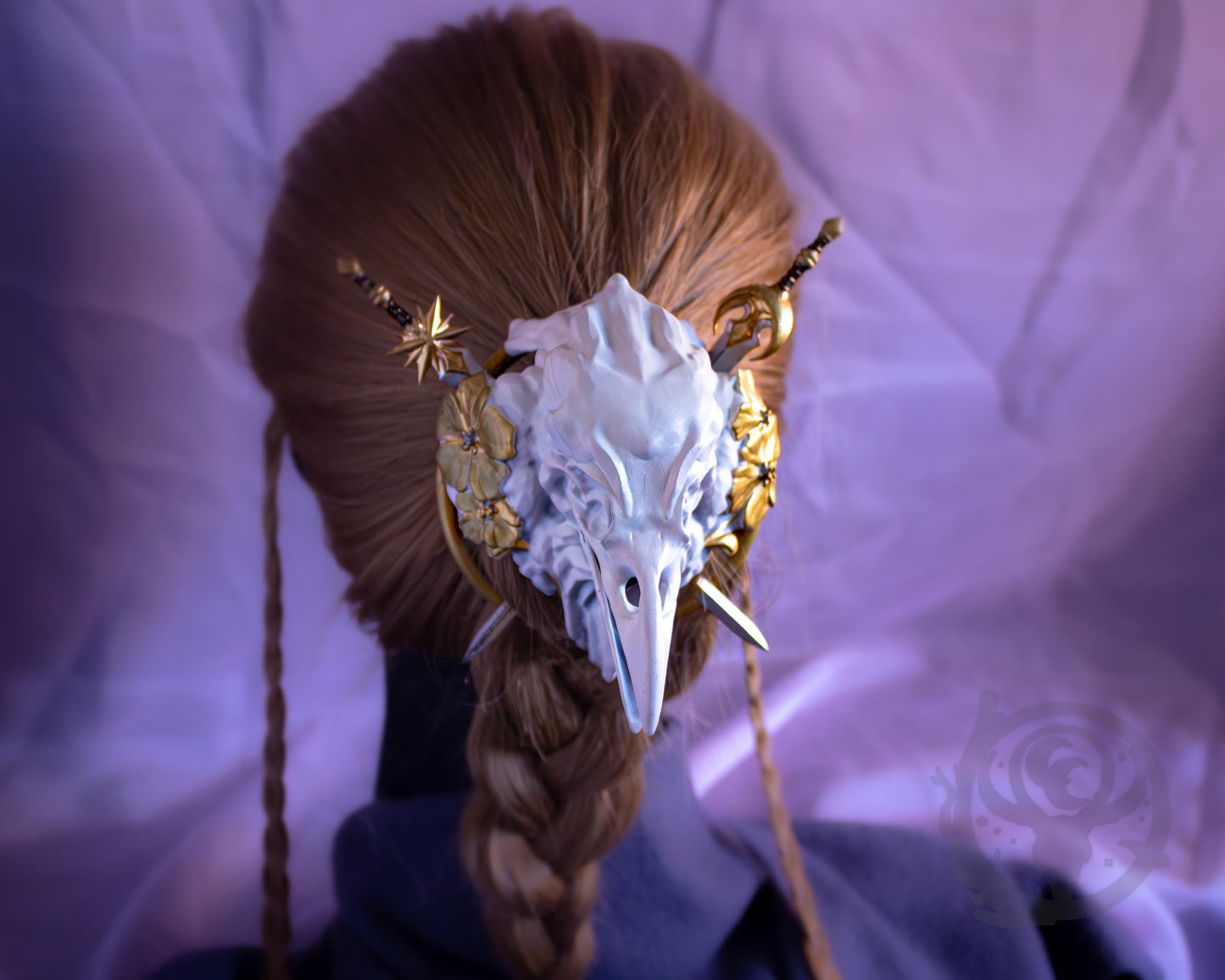 White (Exalted/Marble) raven shown in hair.
