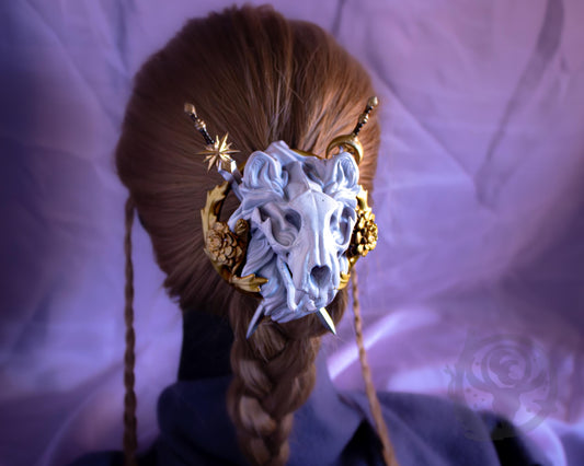 White (Exalted/Marble) lion skull shown in hair.
