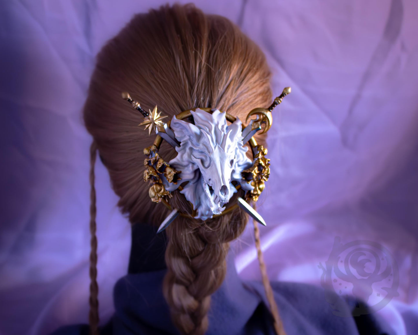 White (Exalted/Marble) wolf shown in hair.