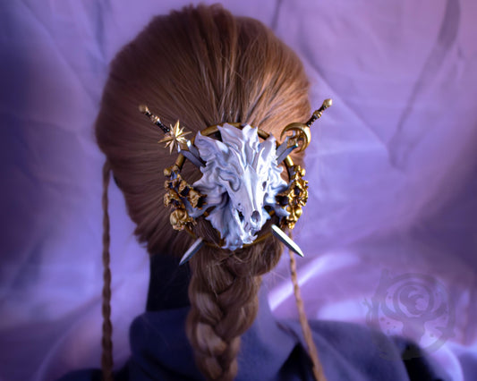 White (Exalted/Marble) wolf shown in hair.